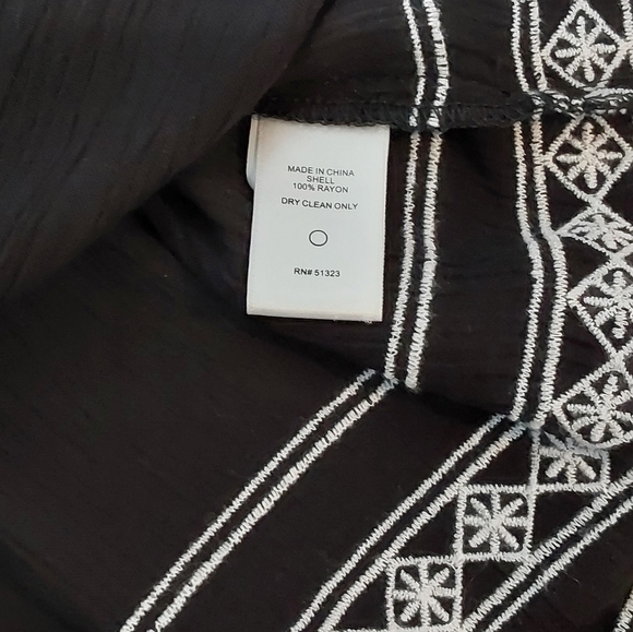 CeCe Black & White Split-Neck Sleeveless Embroidered Peplum Top - Size XL - Picture 6 of 6